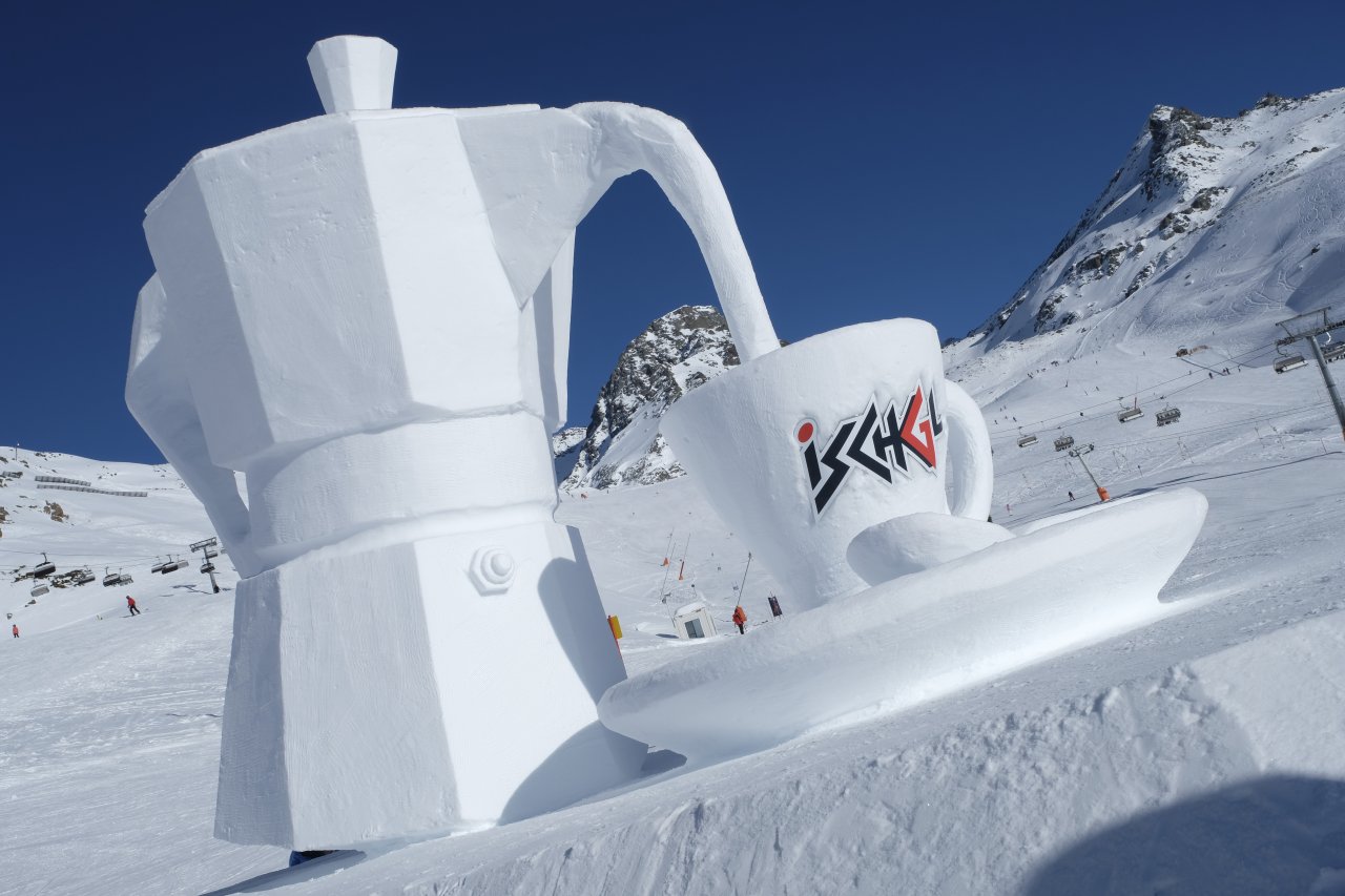 Schneeskulptur Kaffekanne und Tasse Ischgl