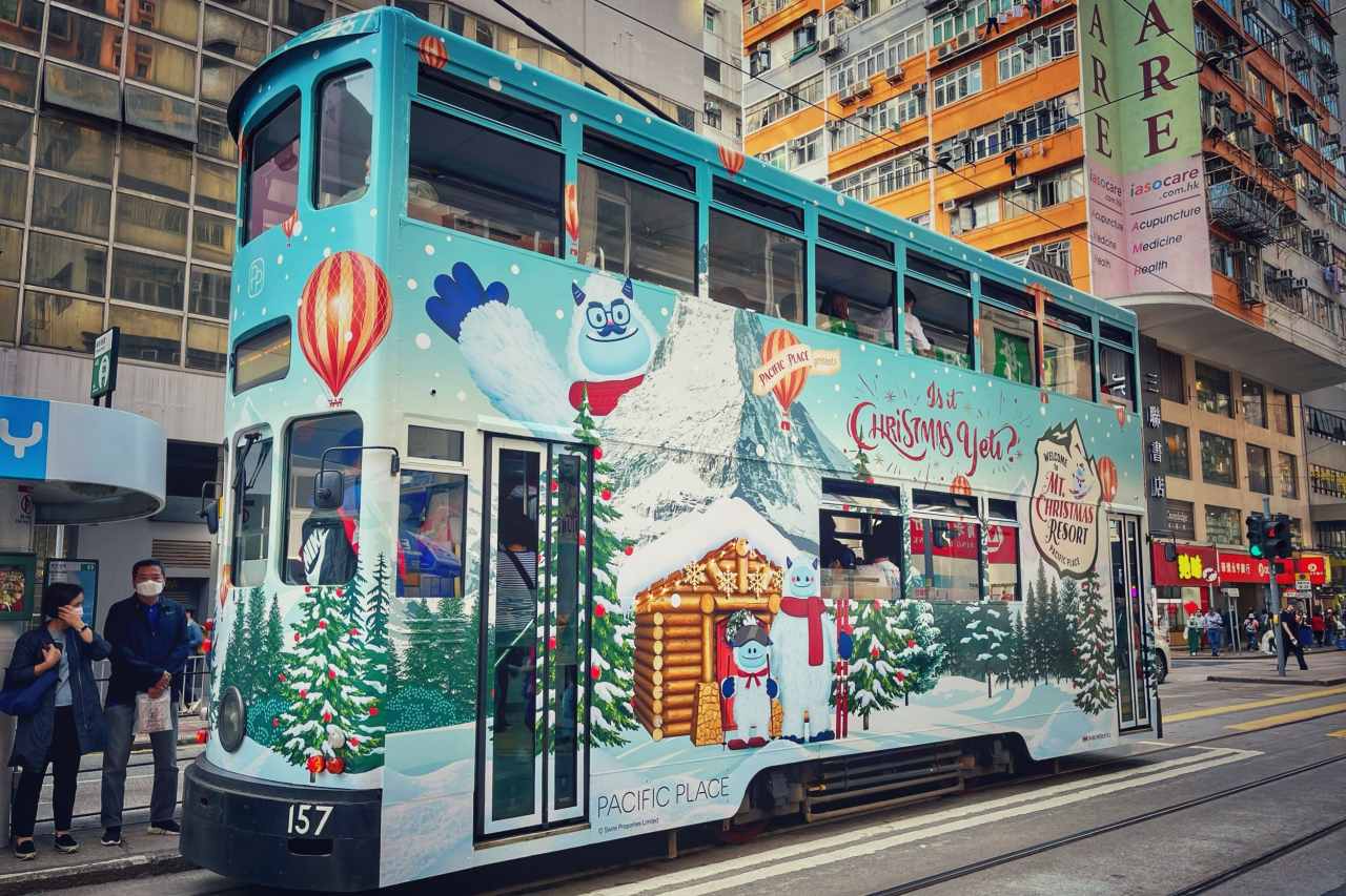 Tram mit Weihnachtsbemalung in Hongkong