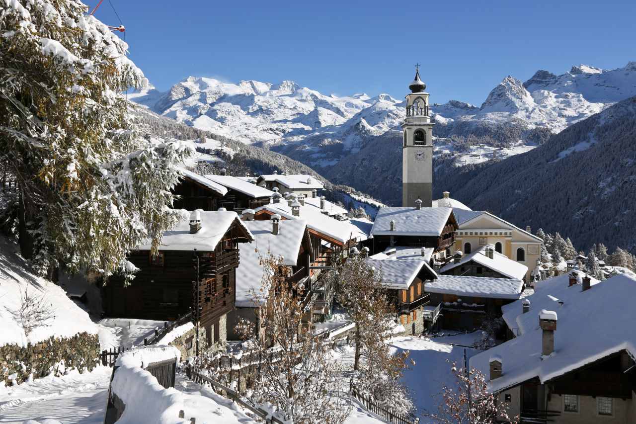 Verschneites Dorf im Aostatal