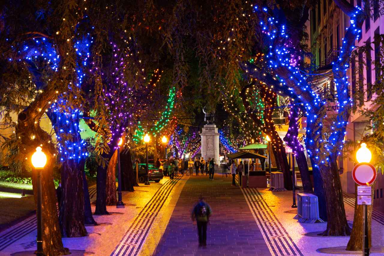 Weihnachtlich geschmückte Straße Funchal