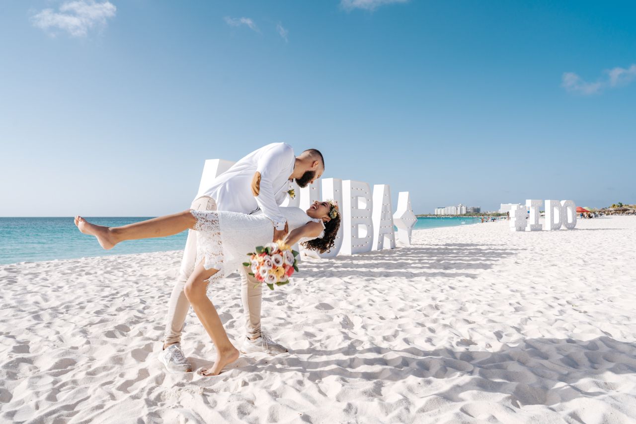 Brautpaar am Eagle Beach auf Aruba