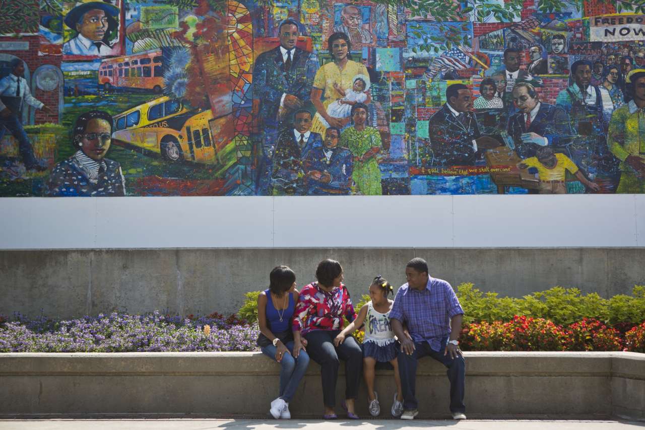 Familie vor dem Martin Luther King Jr Center in Atlanta