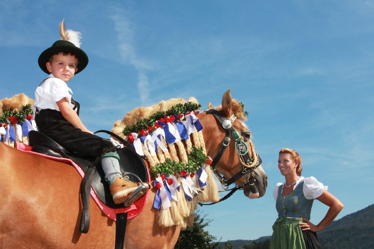 Kind auf Pferd beim Inzeller Michaliritt