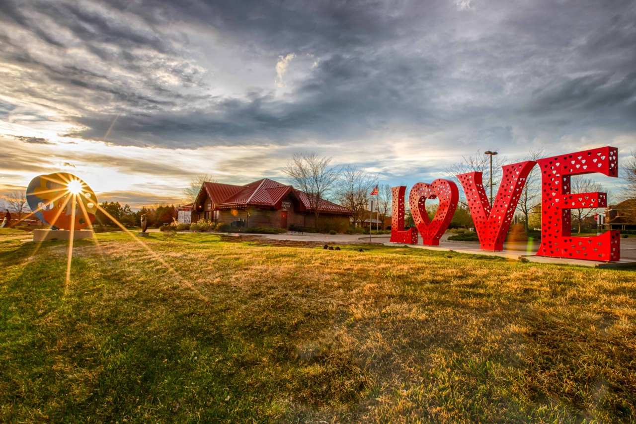 Lovelock Skulptur und das Besucherzentrum von Loveland