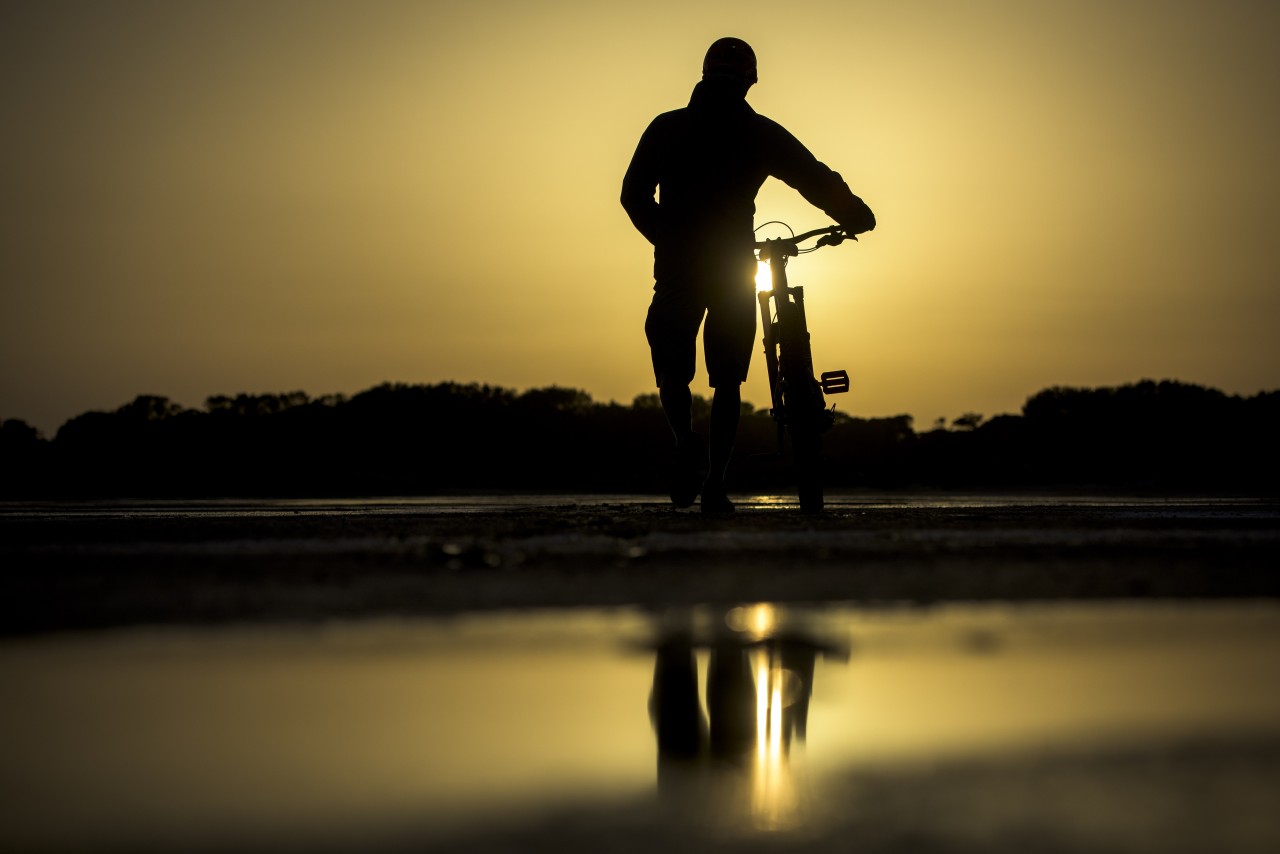 Radfahrer im Sonnenuntergang auf Formentera