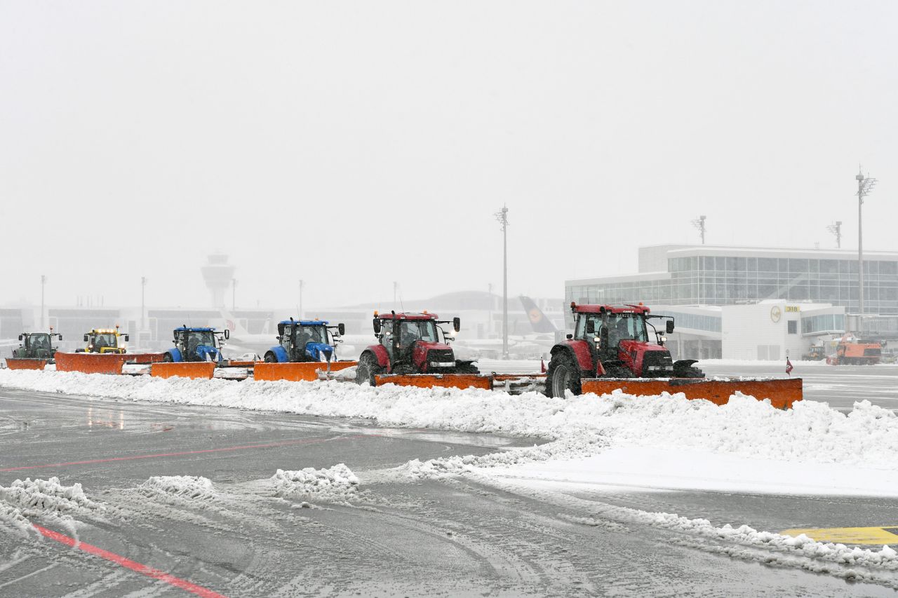 Schneeräumfahrzeuge im Einsatz am Flughafen München