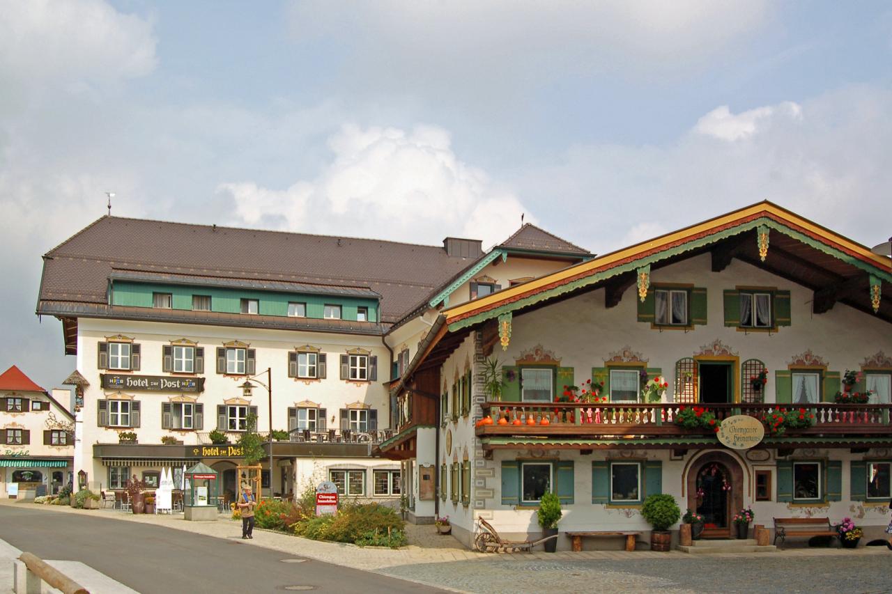 Typische Häuser im Ortszentrum von Ruhpolding