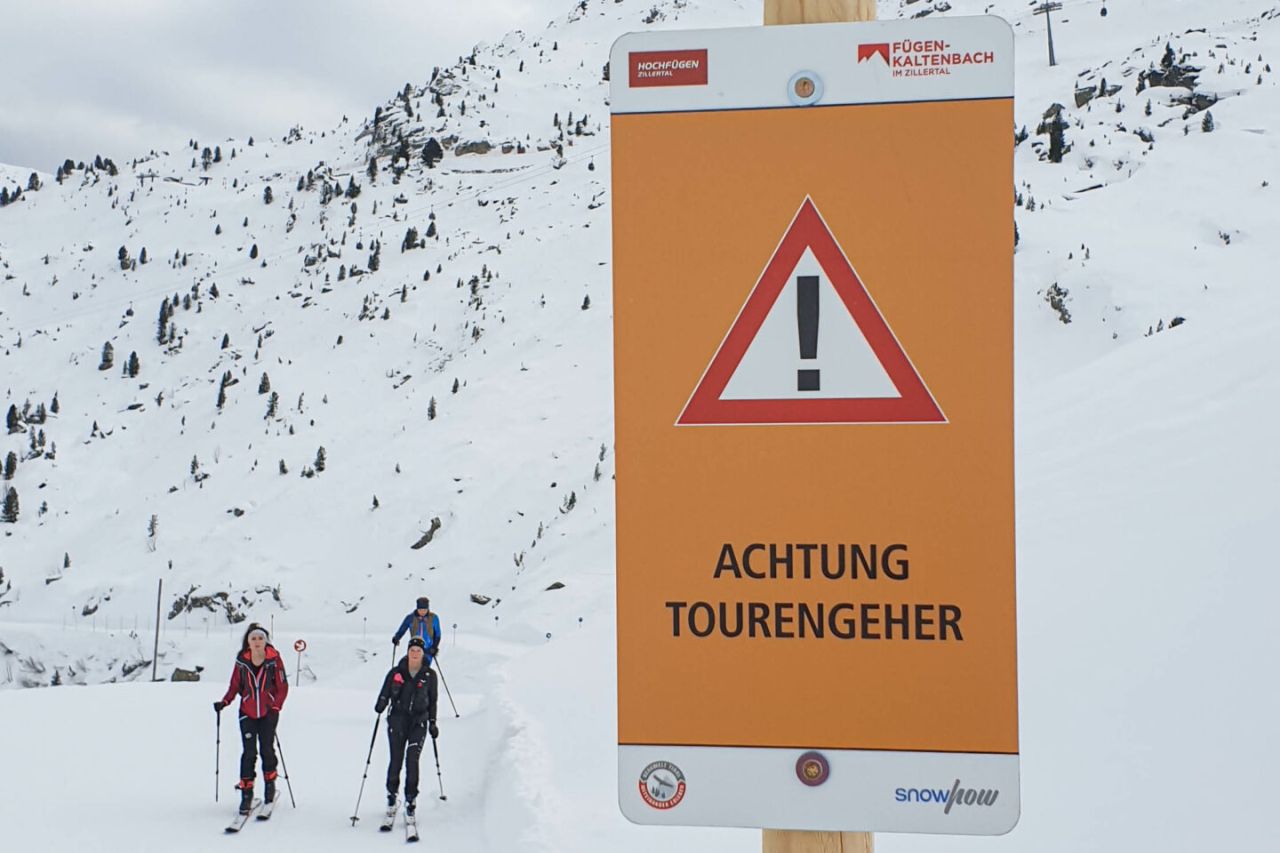 Warnschild Pistentourengeher Skigebiet Hochfügen