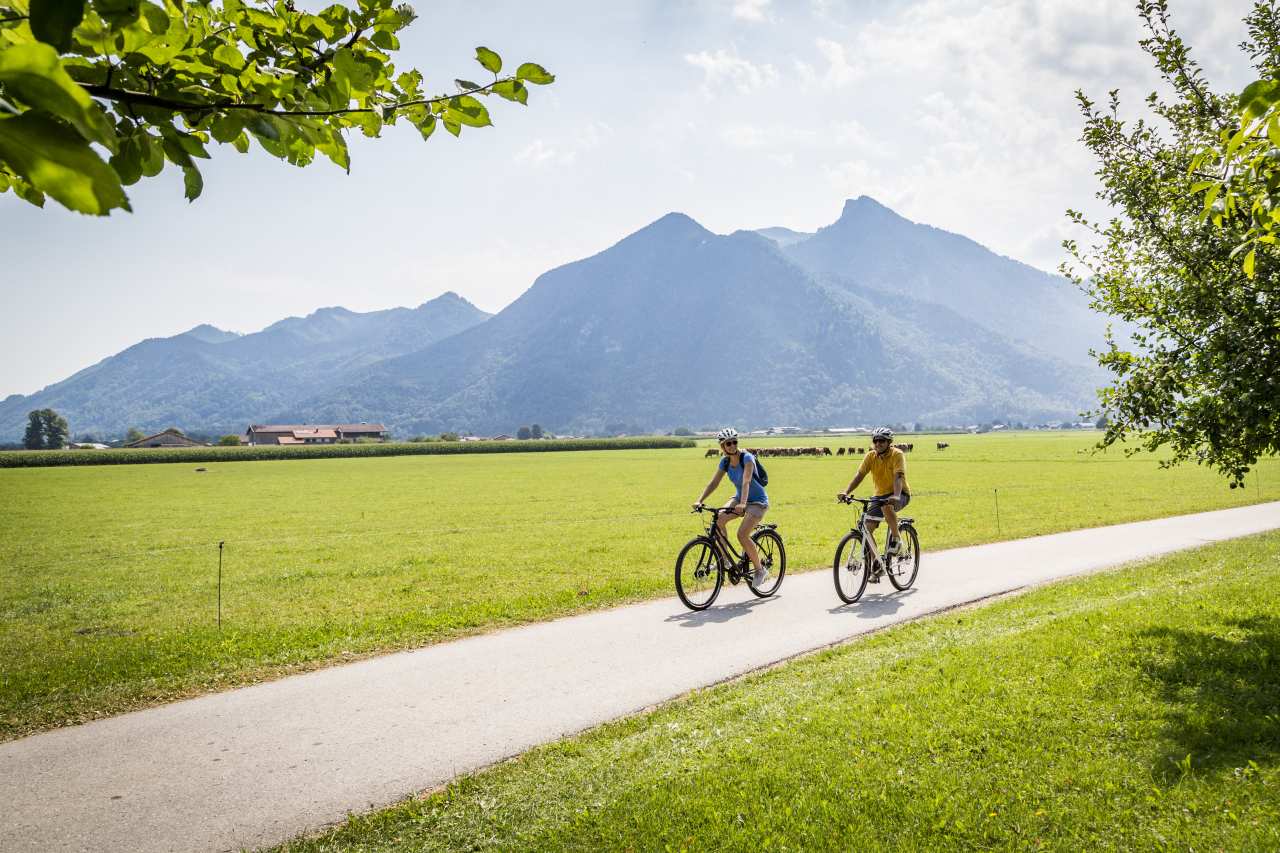 Achental Radweg mit Bergblick