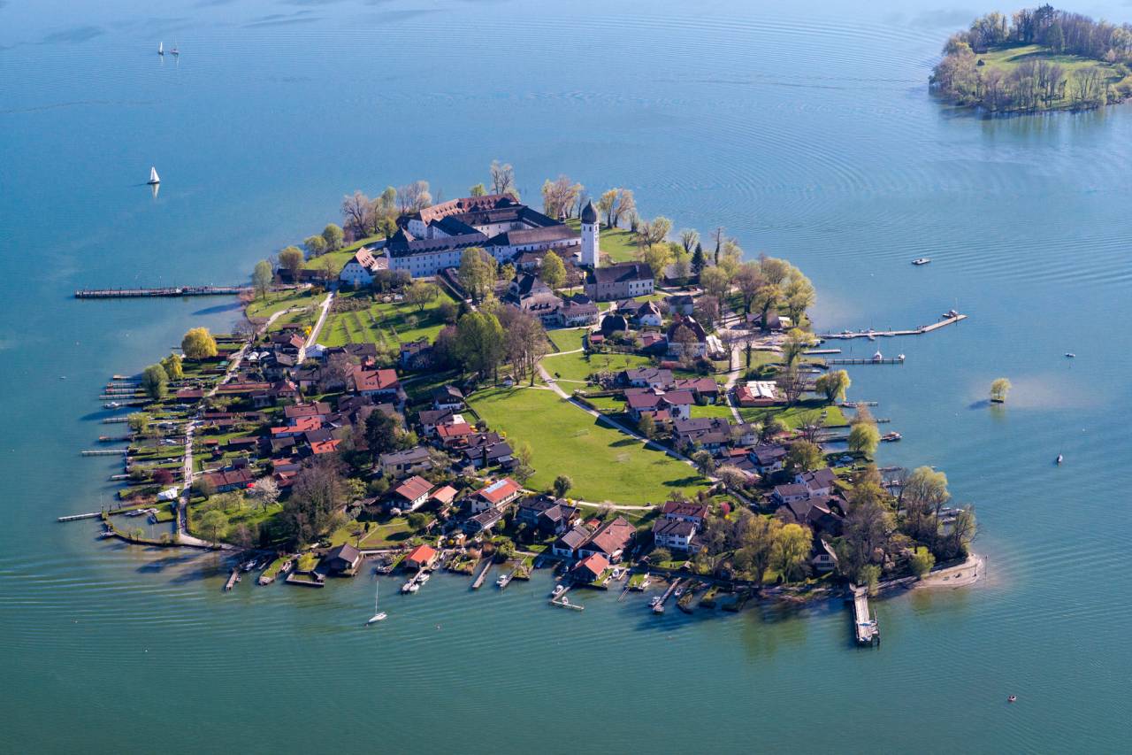 Autofreie Fraueninsel mit Bootsanlegern