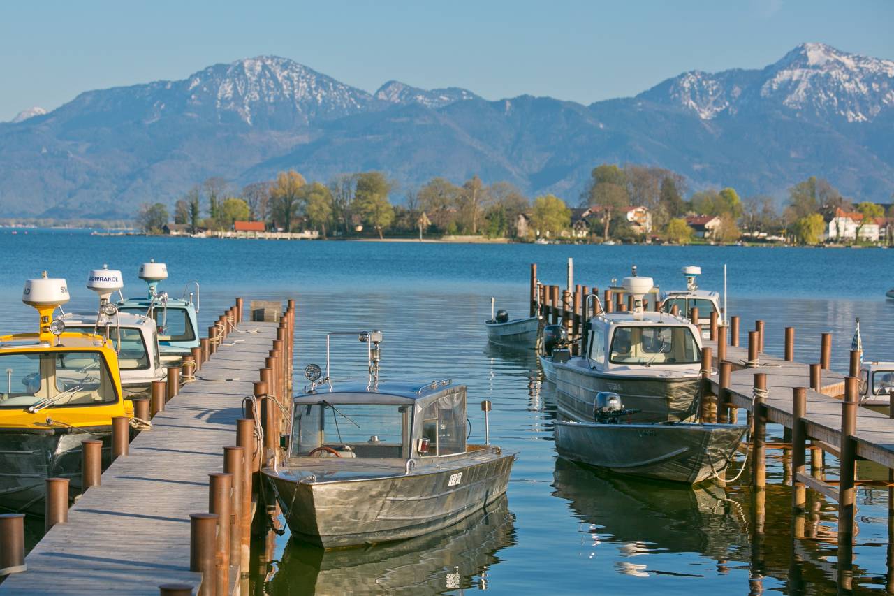 Bootsanleger am Chiemsee mit Alpenblick