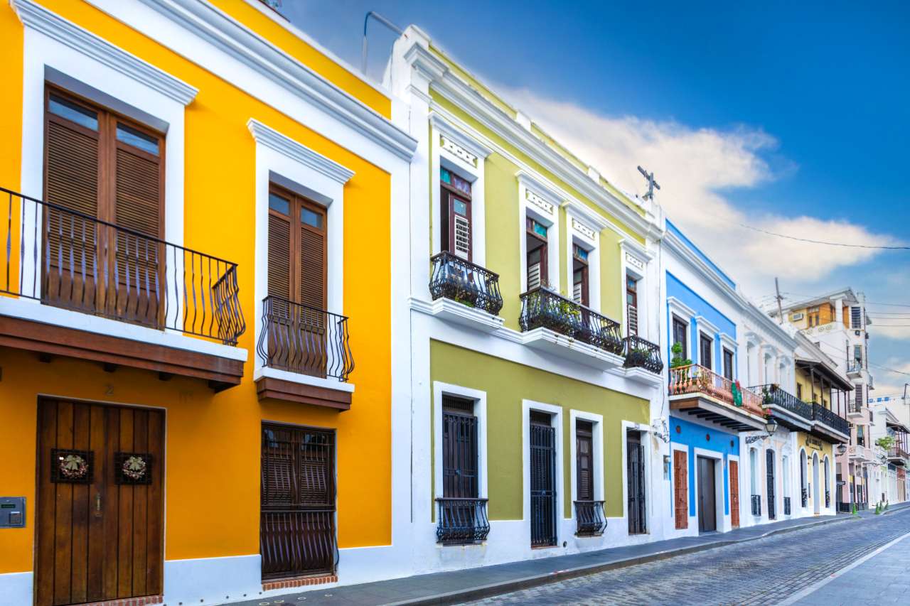 Intensive Farben Hausfassaden San Juan