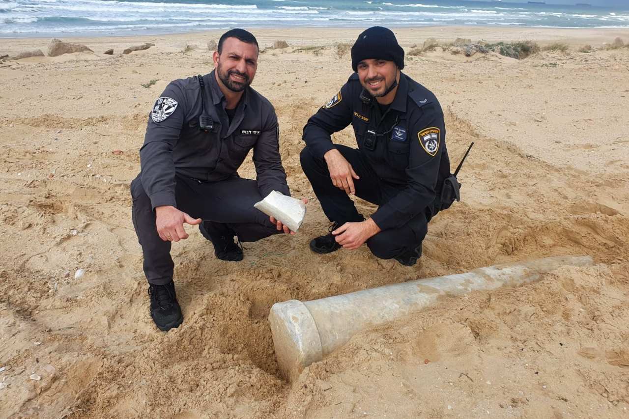 Polizeibeamte aus Ashdod finden antike Marmorsäule