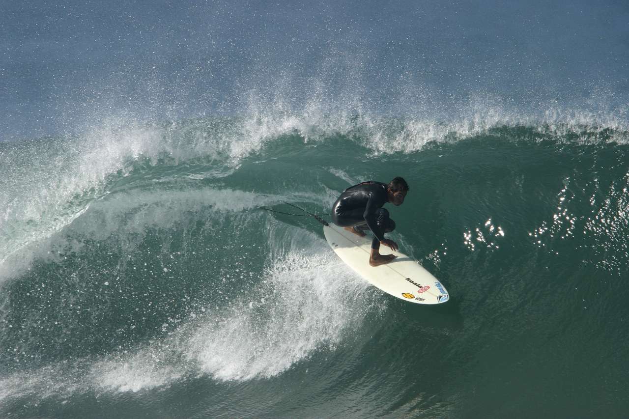 Riesenwelle mit Surfer vor Peniche