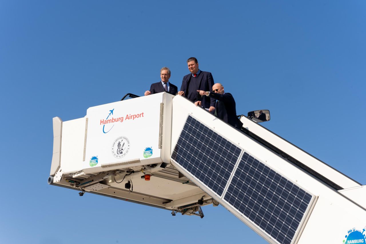 Flughafenchef Eggenschwiler Solartreppe Flughafen Hamburg