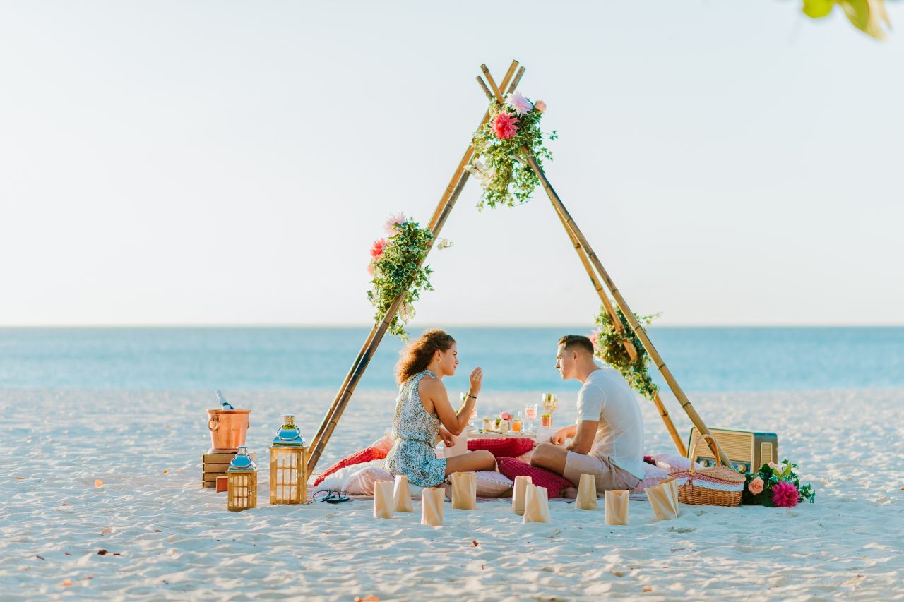 Paar beim romantischen Picknick am Eagle Beach