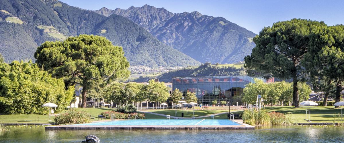 Poollandschaft im Park der Therme Meran