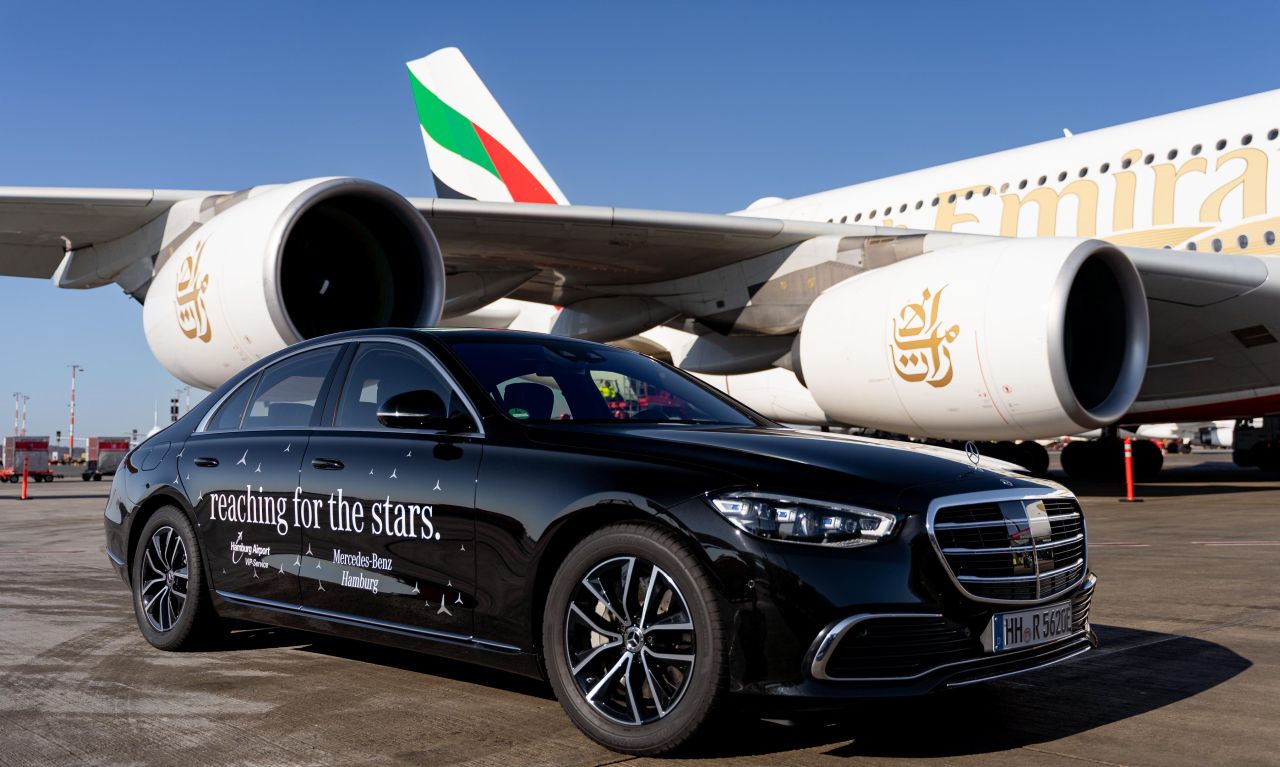 Hybride S-Klasse vor Emirates-Flugzeug