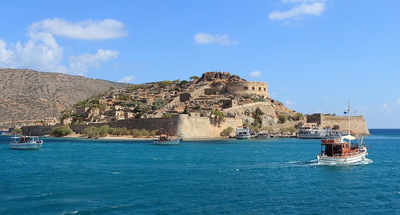 Ausflugsboote vor Spinalonga