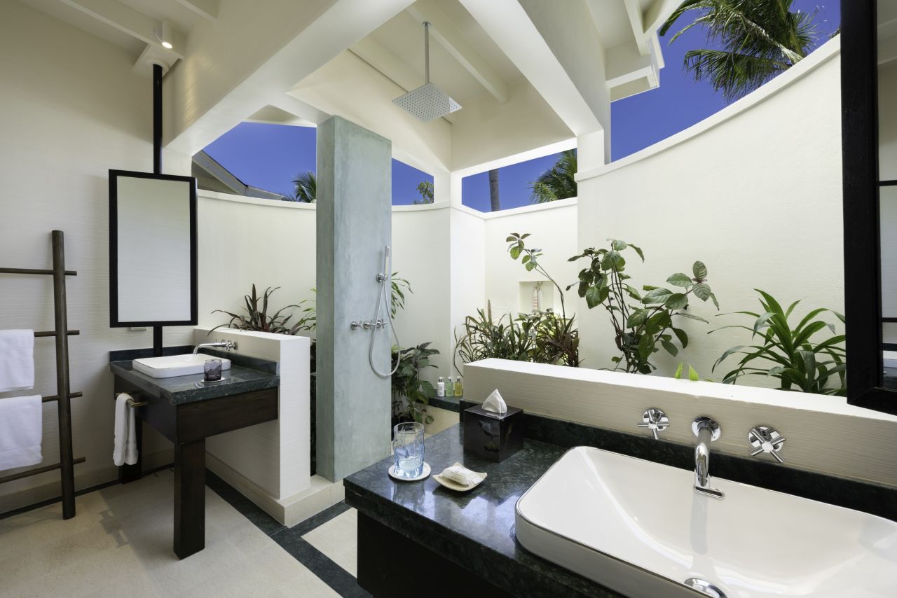 Badezimmer in einer Strandvilla im Oblu Xperience Ailafushi