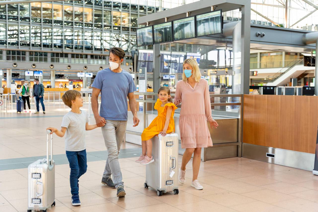 Familie startet ab Hamburg Airport in den Urlaub