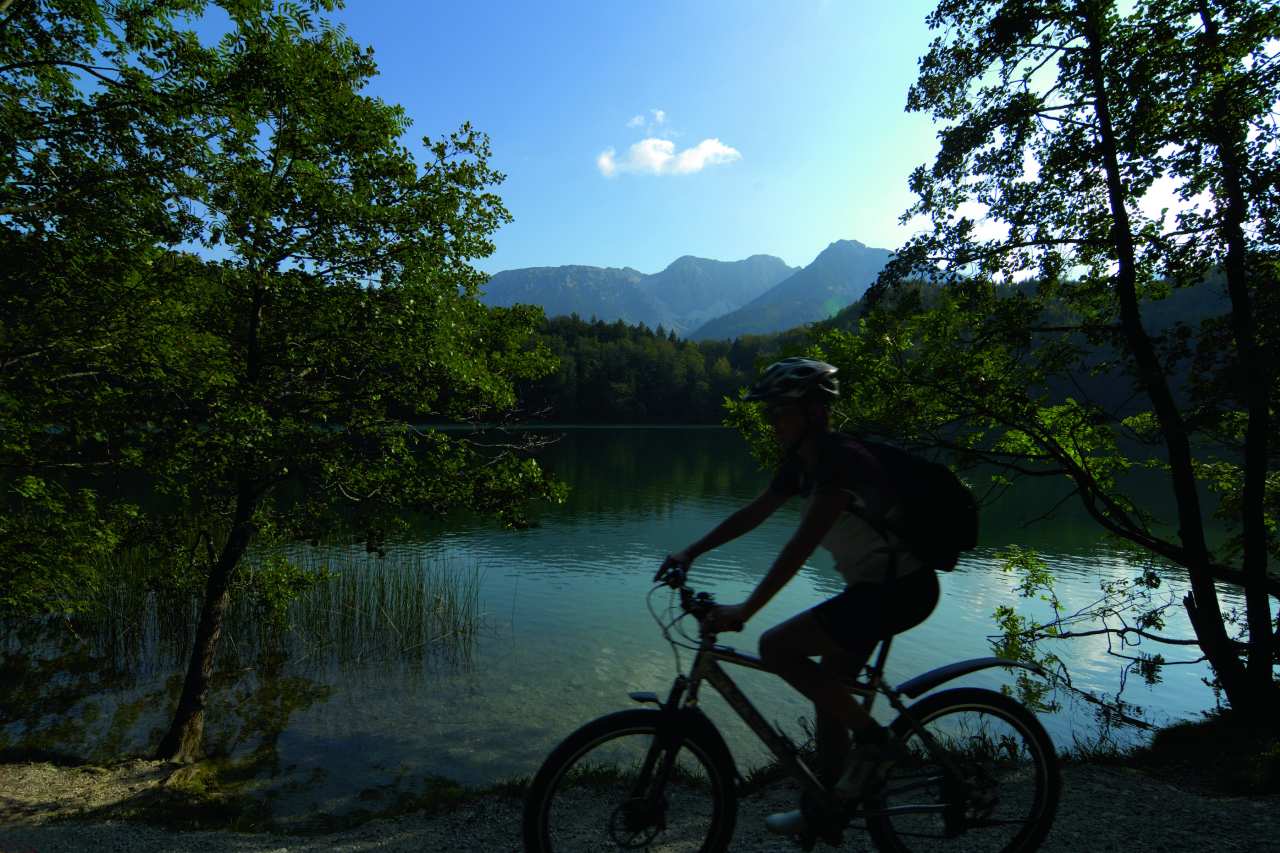 Mountainbiker am Alatsee bei Füssen