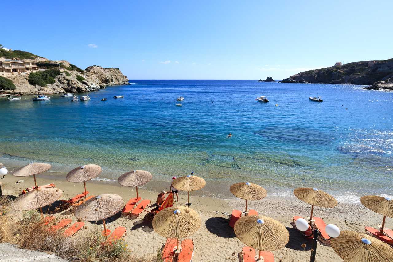 Strand und Bucht von Agia Pelagia