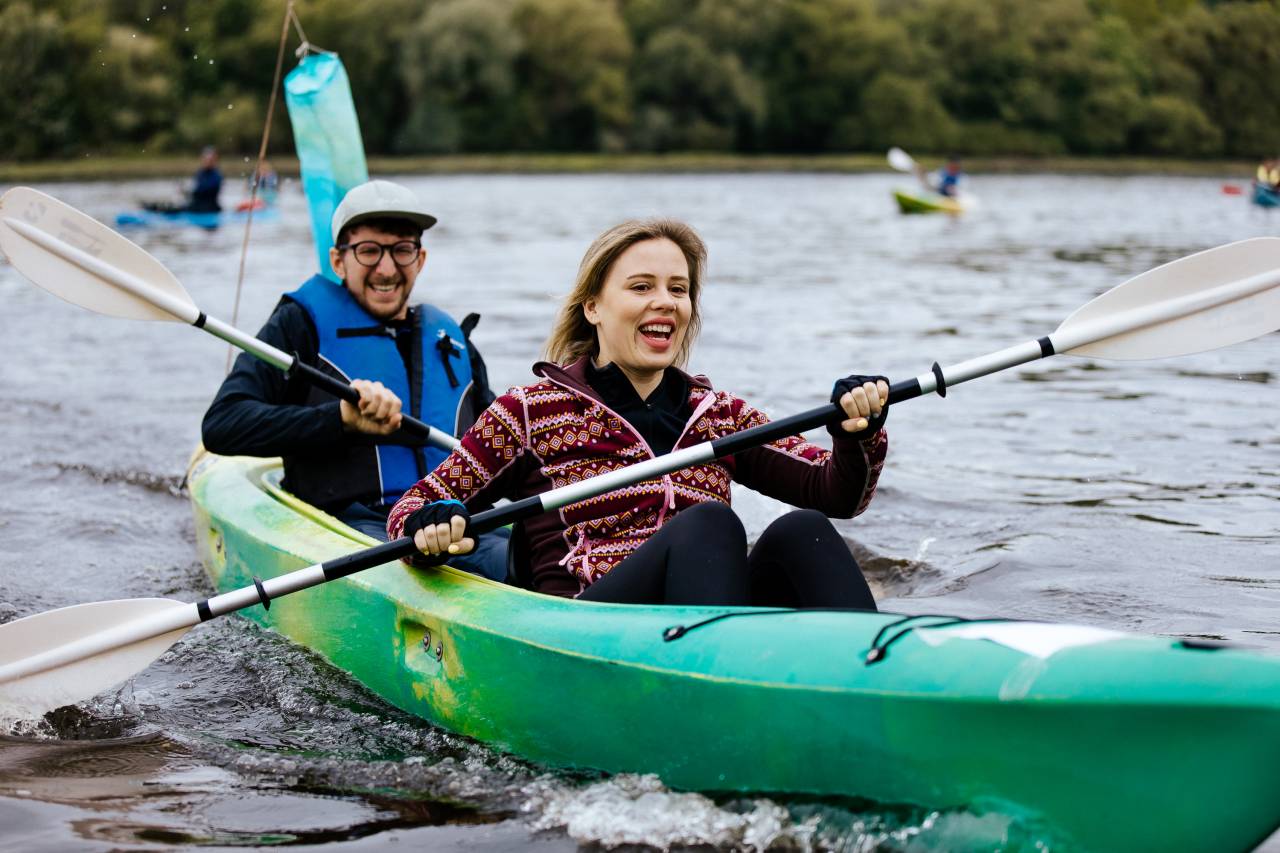 Kajakfahrer auf einem Fluss bei Kaunas