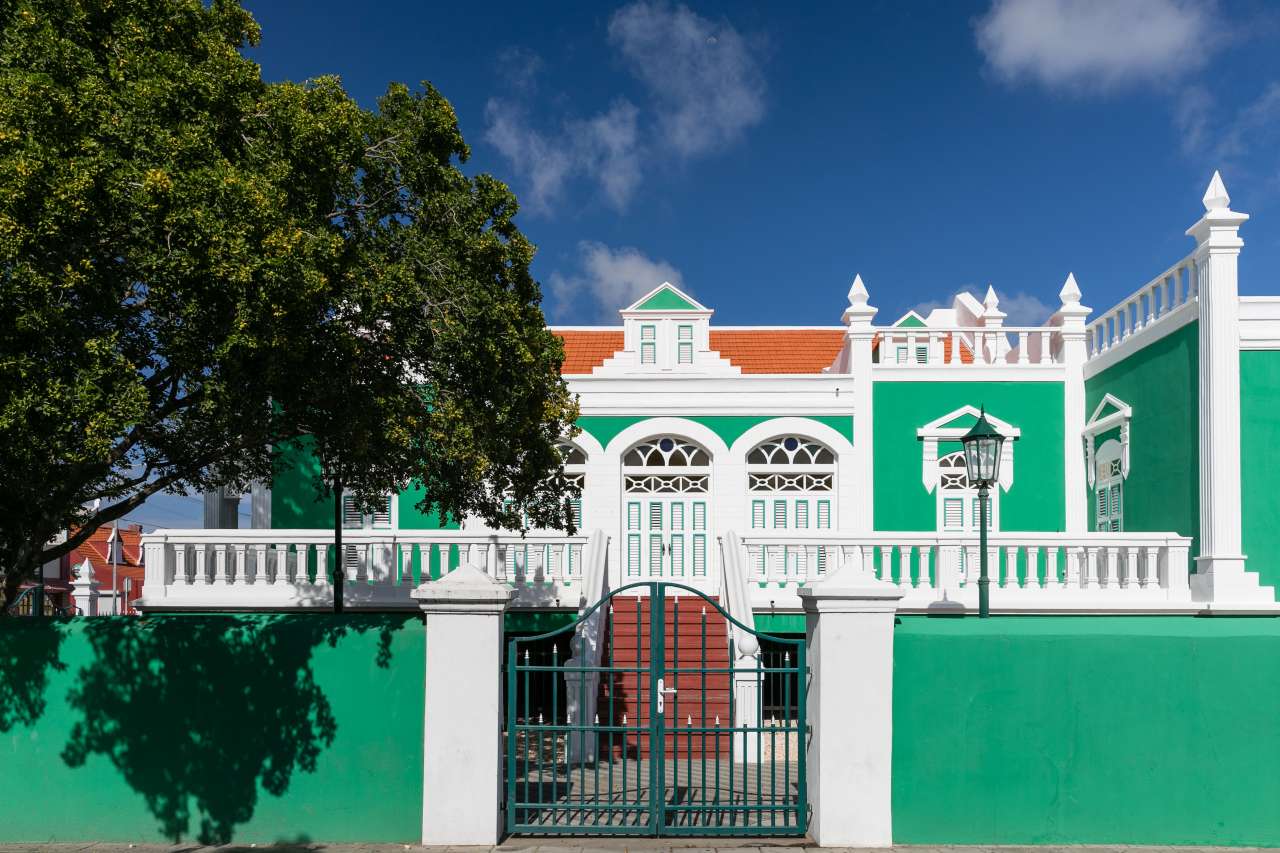 Farbenprächtiges Rathaus auf Aruba
