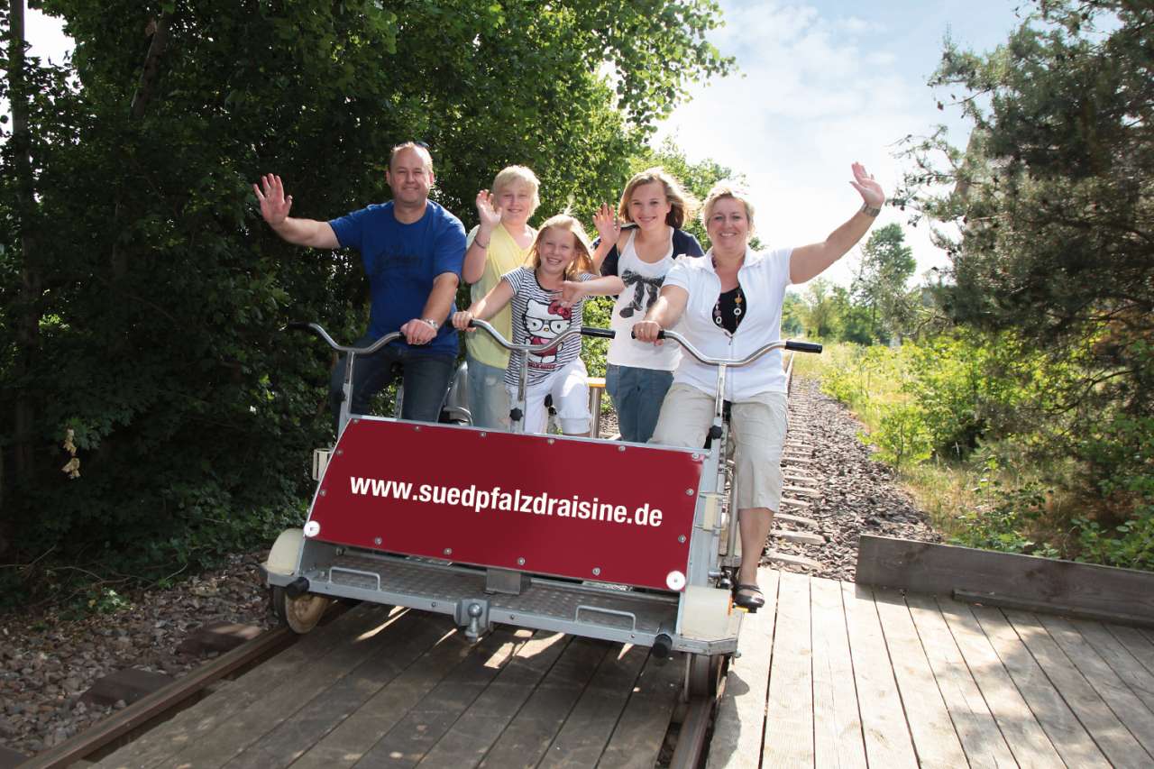 Gemeinsam strampeln Südpfalz-Draisinenbahn