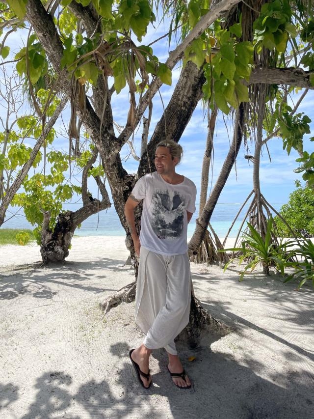 David Garrett am Strand im Malediven Urlaub