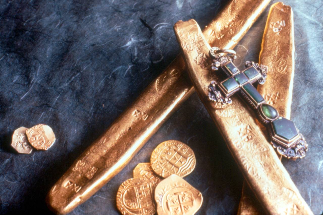 Goldmünzen und Schmuck aus einer Schatzsuche