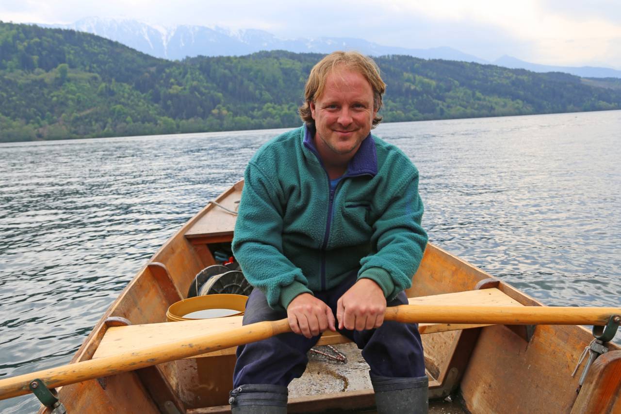 Peter Sichrowsky im Ruderboot auf dem Millstätter See