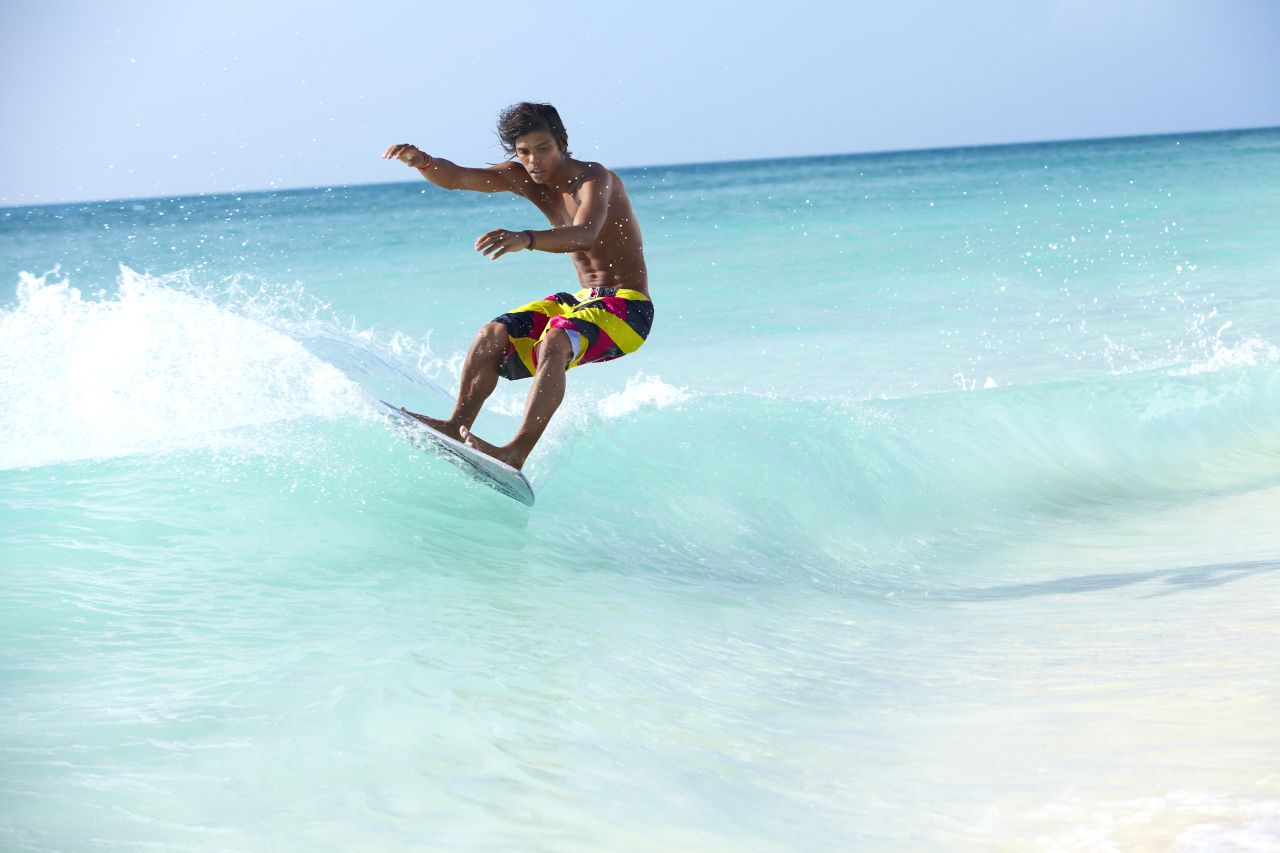 Skim Boarder auf einer Welle vor Aruba