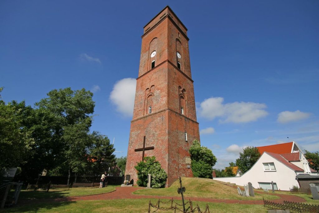 Alter Leuchtturm auf Borkum mit Friedhof