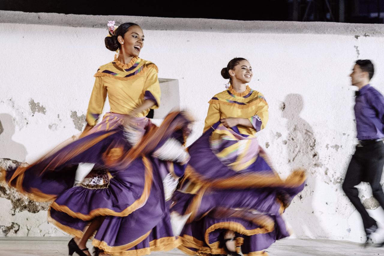 Folklore-Tänzerinnen auf dem Bon Bini Festival