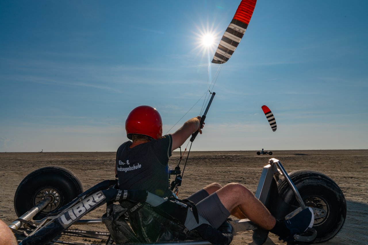 Kitebuggyfahrer Strand Borkum