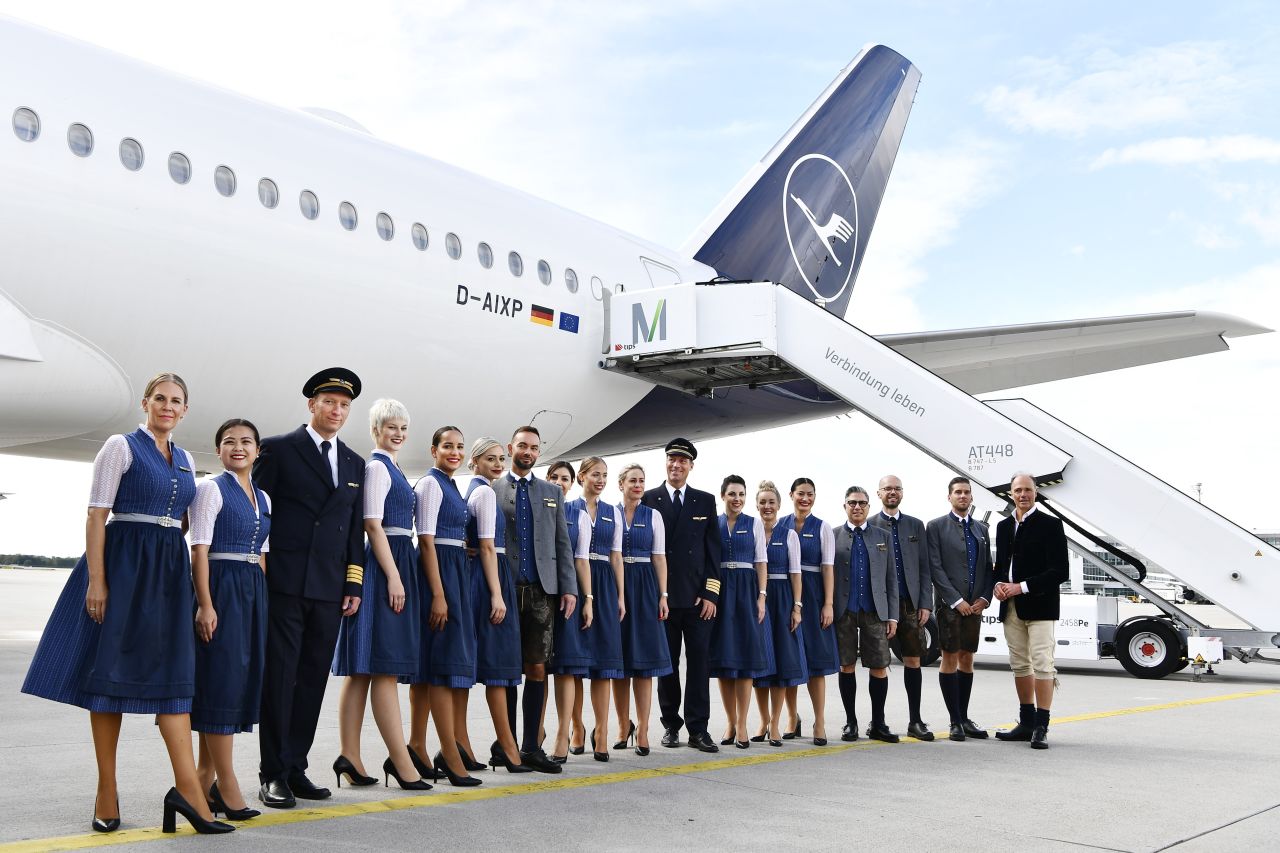 Lufthansa Crew präsentiert Okoberfesttracht 2022