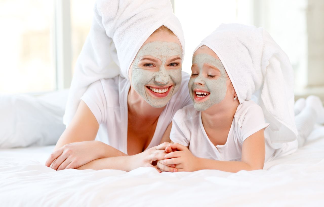 Mutter mit Tochter Neptune Hotels Gesichtsmaske