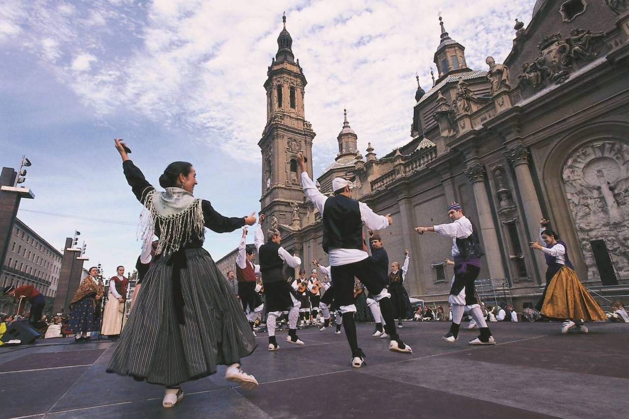 Jota-Tanzgruppe vor der Basilica del Pilar Saragossa
