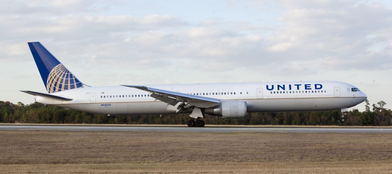United Airlines Boeing 767-400 BER-Washington
