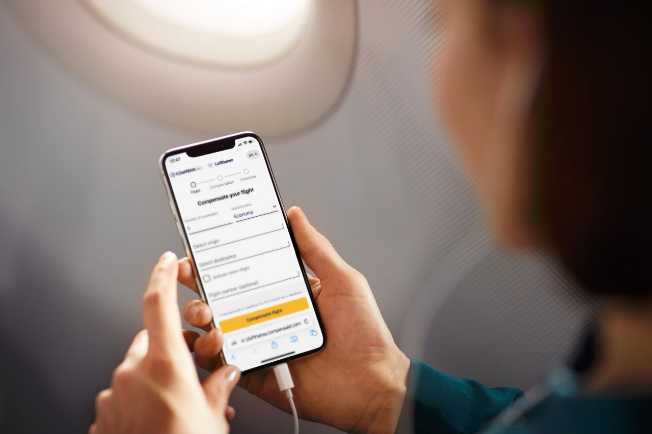CO2-Kompensation Smartphone auf Lufthansa-Flug