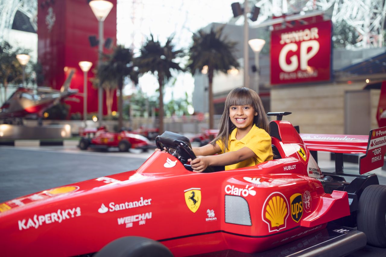 Kind im Mini-Ferrari Abu Dhabi