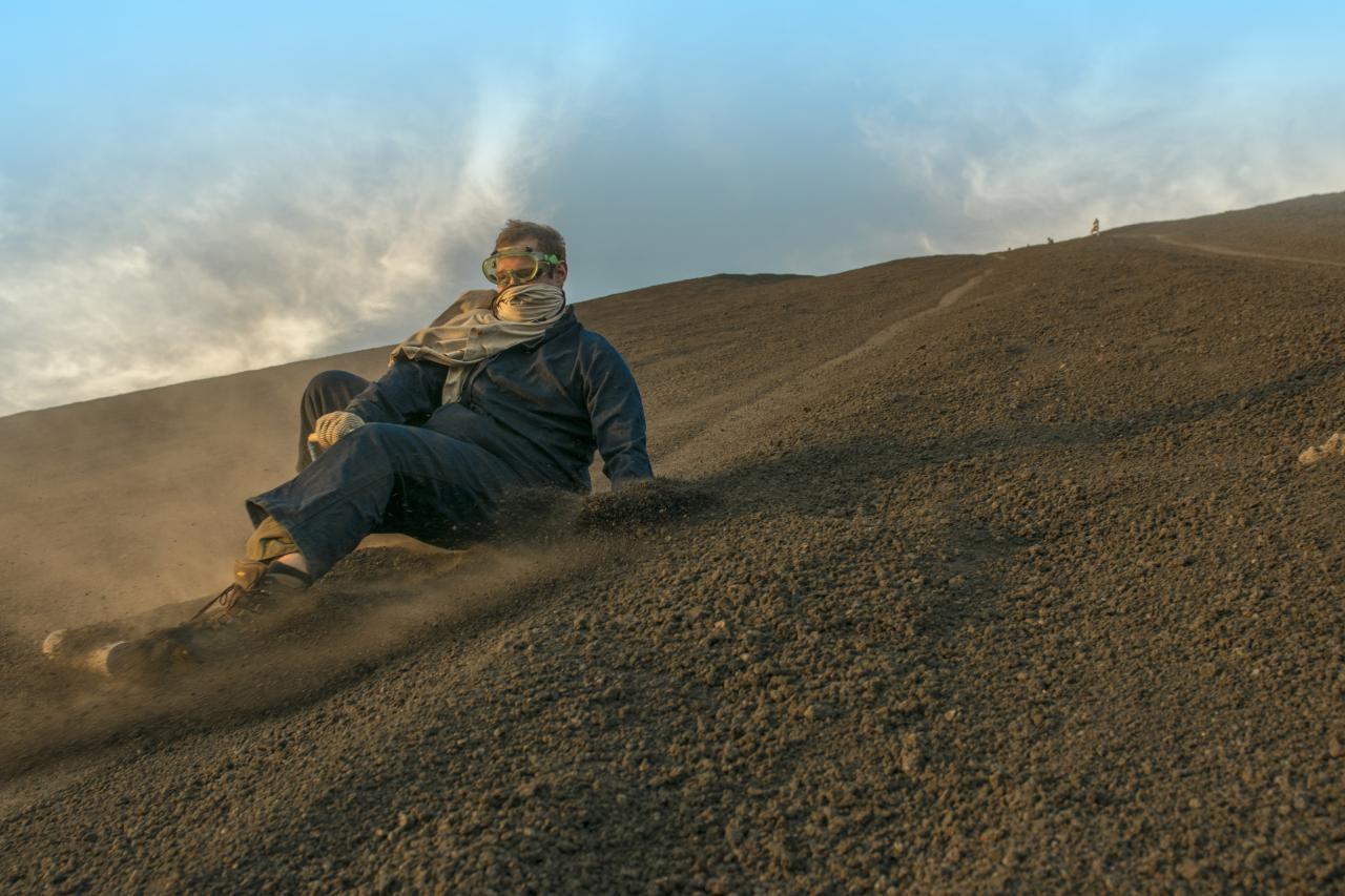 Sandboarder am Vulkan Cerro Negro