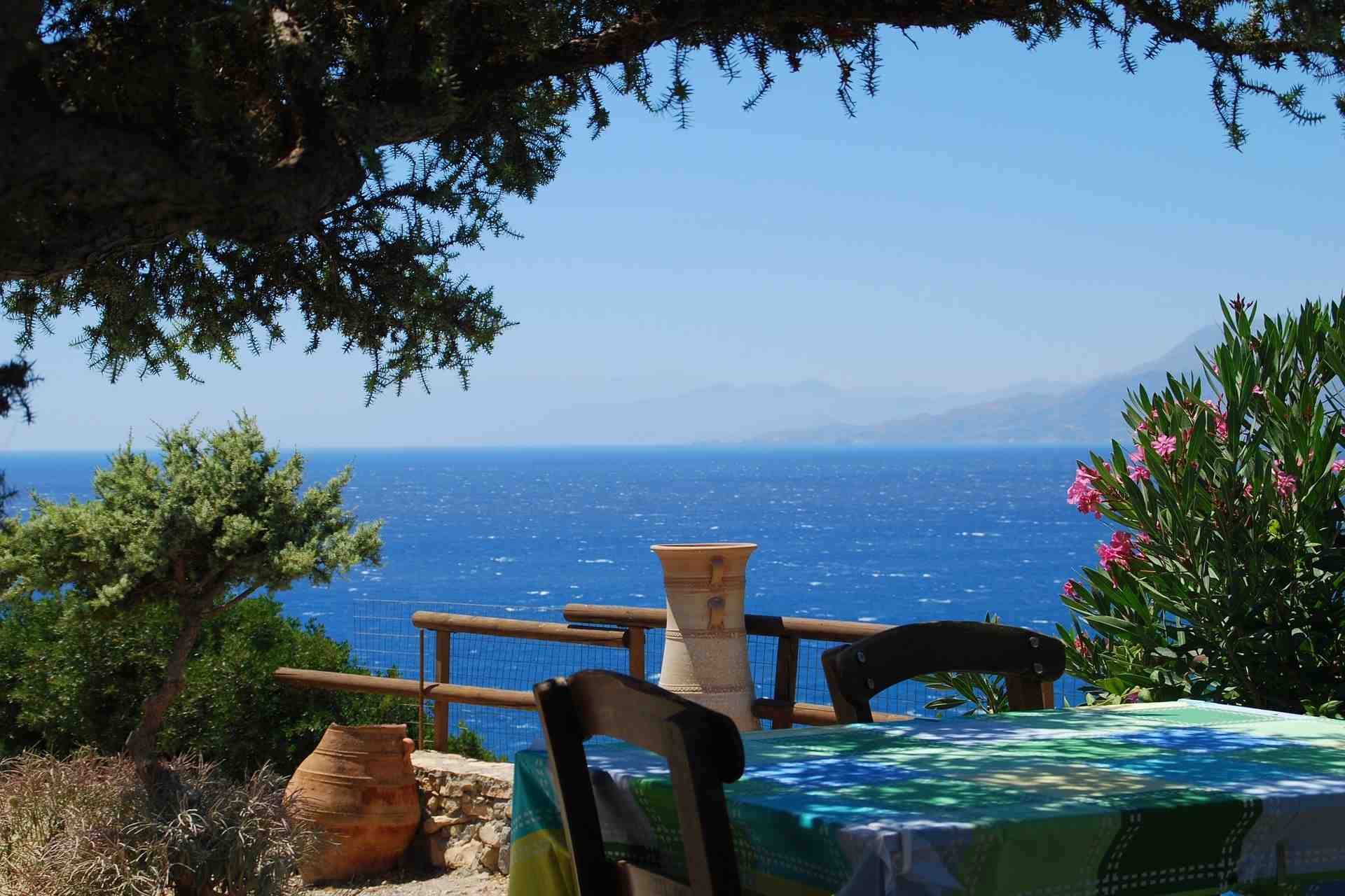 Taverne auf Kreta mit Meerblick