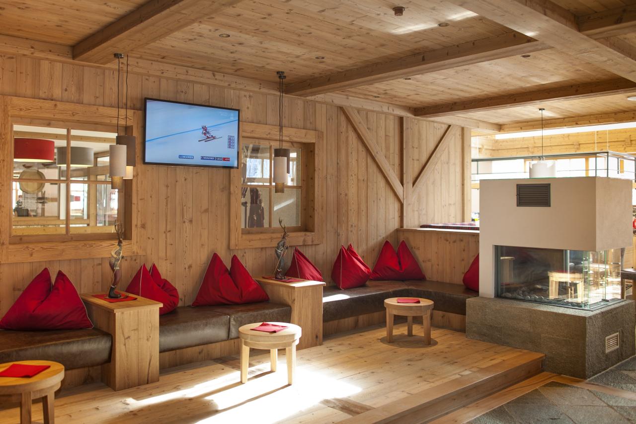 Tirolerhaus Café Lounge mit Kamin