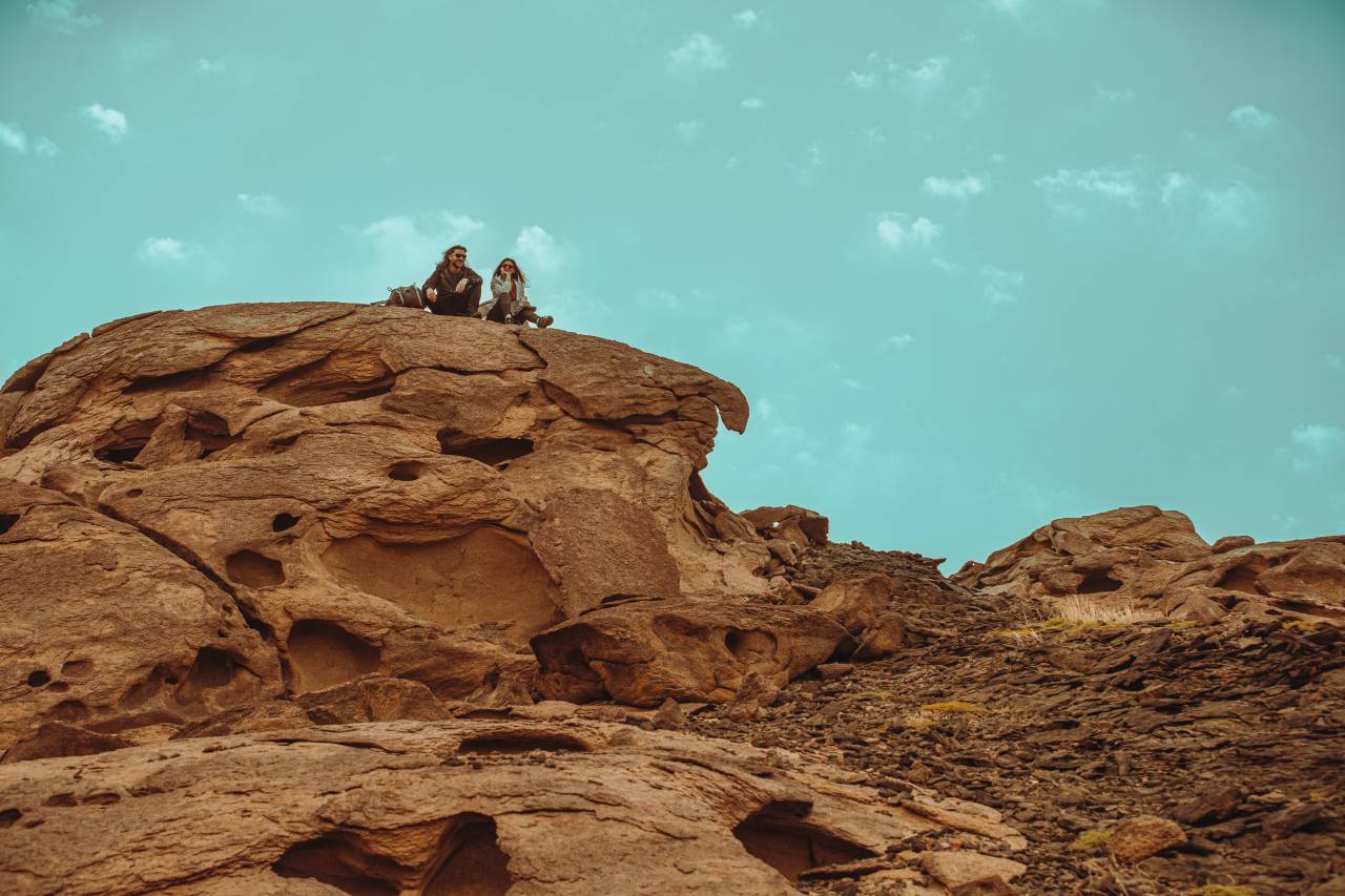 Wanderer Felsblock Jabal Raal