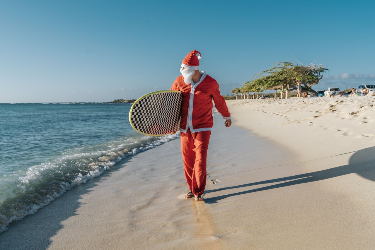 Weihnachtsmann mit Surfboard Aruba