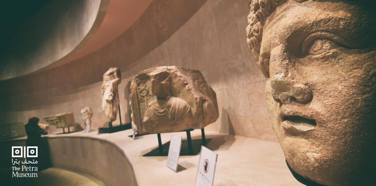 Ausstellungsstücke im Petra Museum