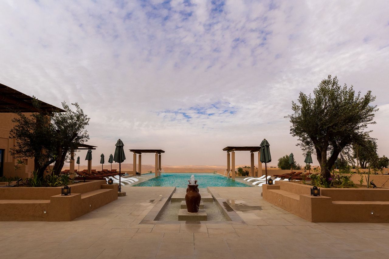 Bateen Liwa Resort Pool mit Wüstenblick